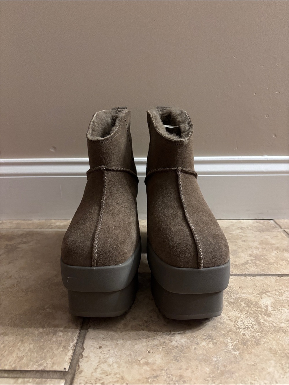 Ugg new heights platform mini boot size 9W
